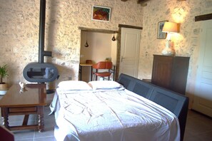 1 habitación, escritorio, tabla de planchar con plancha y cuna de viaje