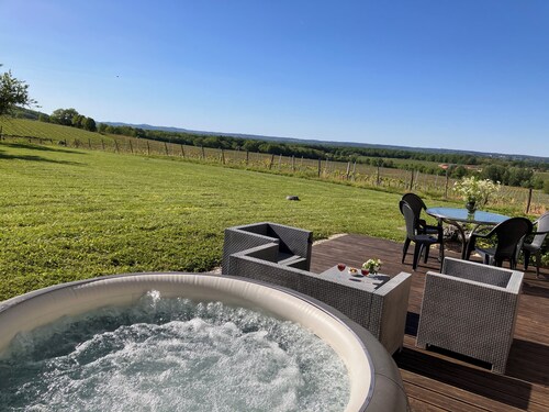 Secluded Périgourdine, nestled in the vineyards with a spa and a view