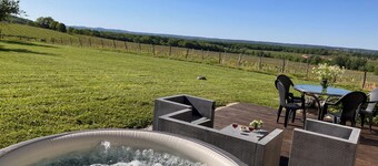 Secluded Périgourdine, nestled in the vineyards with a spa and a view