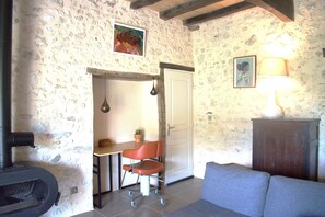 Platt-tv, eldstad och böcker