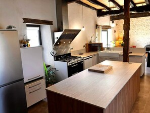 Réfrigérateur, micro-ondes, four, plaque de cuisson