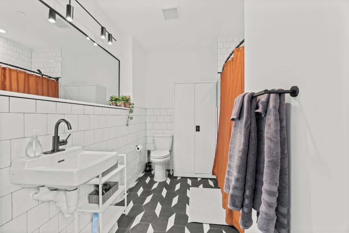 Secador de pelo, toallas, jabón y champú