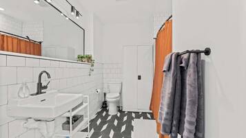 Secador de pelo, toallas, jabón y champú