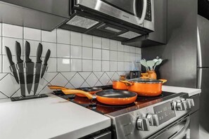 Fridge, microwave, oven, stovetop - King Bed | GYM | Free Parking | Near Met | Rooftop (Philadelphia)