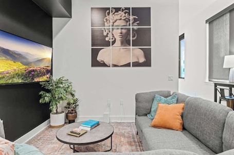 Smart TV, offices. King Bed | GYM | Free Parking | Near Met | Rooftop
