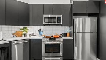 Mikroaaltouuni, uuni, liesi, astianpesukone