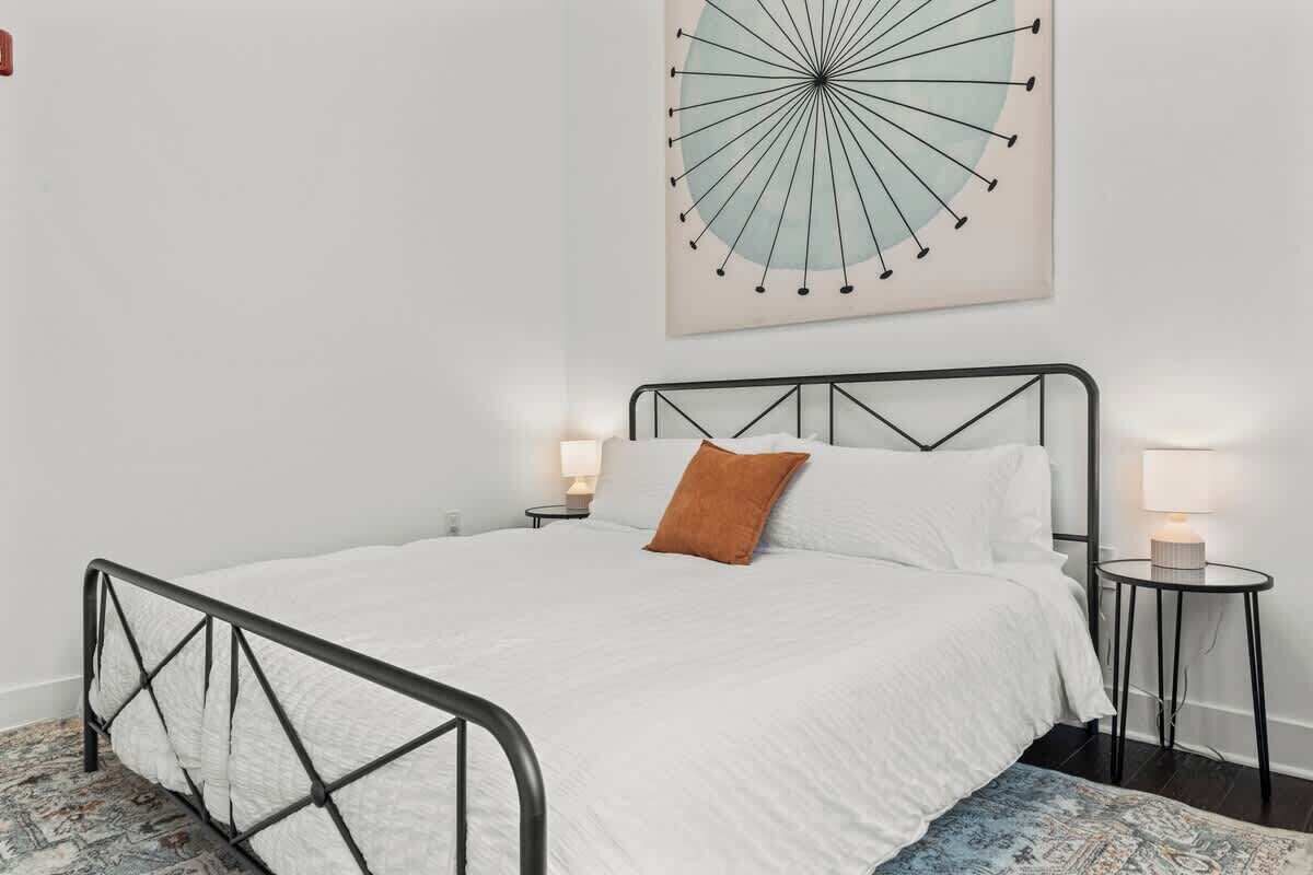 1 dormitorio, tabla de planchar con plancha, wifi y ropa de cama