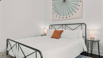 1 dormitorio, tabla de planchar con plancha, wifi y ropa de cama