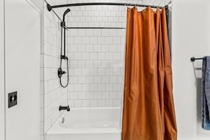 Shower, hair dryer, shampoo - King Bed | GYM | Free Parking | Near Met | Rooftop (Philadelphia)