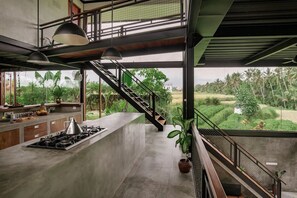 Kjøleskap, ovn, kokeplater og kaffetrakter/tekoker