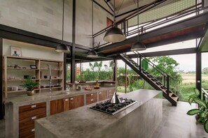 Kjøleskap, ovn, kokeplater og kaffetrakter/tekoker