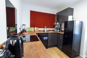 Kjøleskap, mikrobølgeovn, ovn og kokeplater