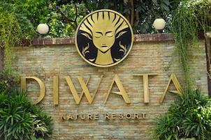 Un letrero para Diwata Nature Resort con un emblema circular y el nombre del resort en letras grandes.
