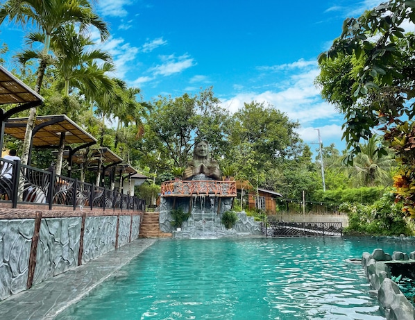 3 hồ bơi ngoài trời 
