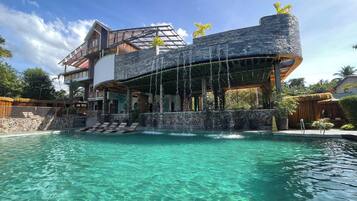 3 albercas al aire libre