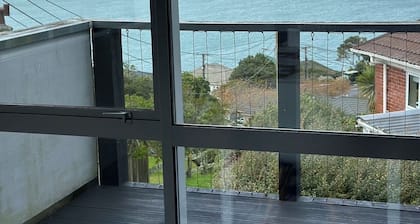 Sunny, family-friendly house with harbour views