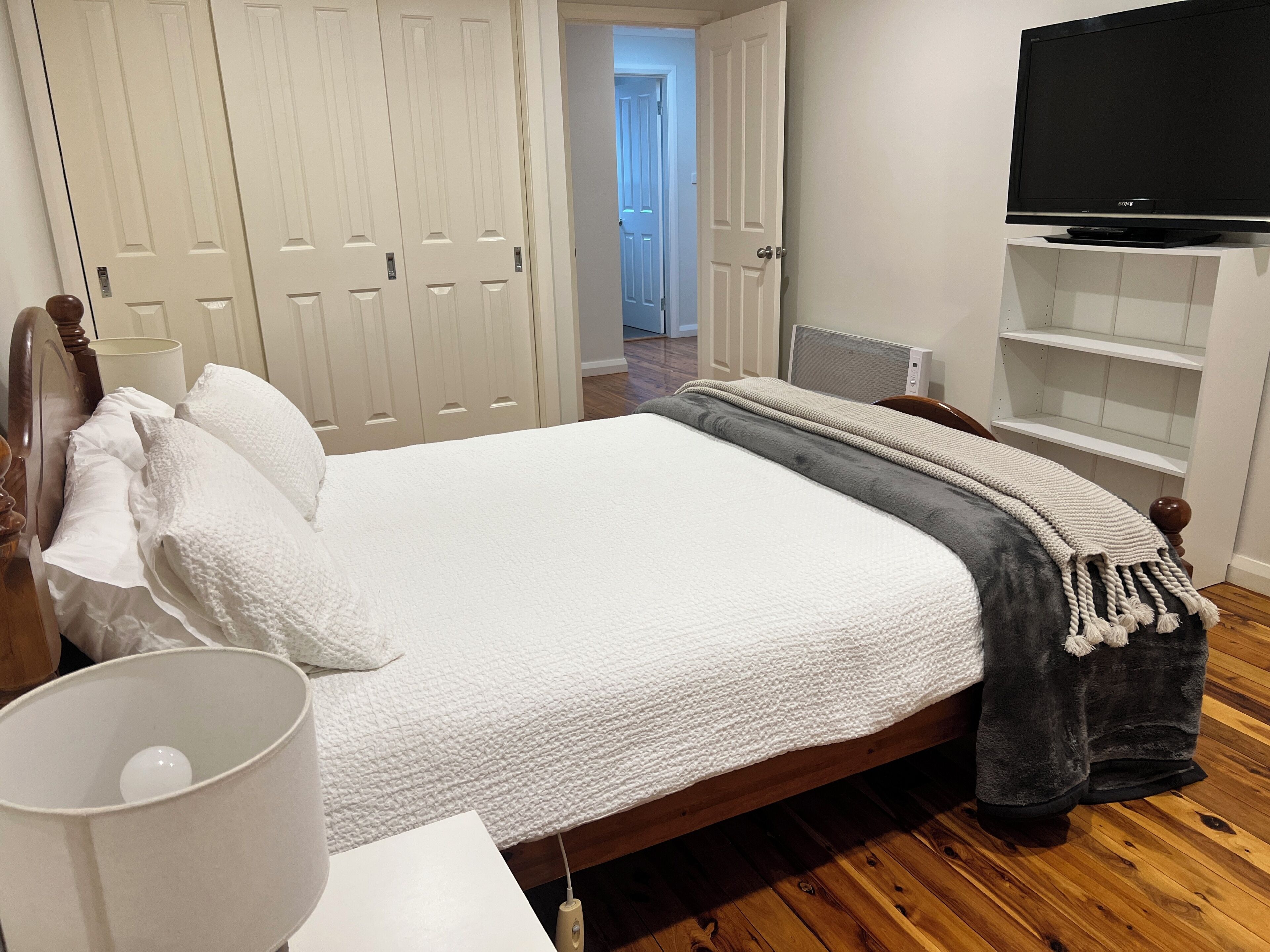 2 dormitorios, tabla de planchar con plancha, ropa de cama