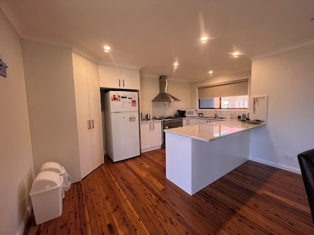 Fridge, microwave, oven, stovetop. Corrugated Cottage at Stockinbingal