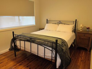 2 slaapkamers, een strijkplank/strijkijzer, beddengoed