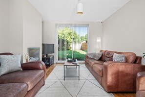 Smart TV - Fantastic, modern 3 bedroom house in West Didsbury. Close to all amenities. (Manchester)