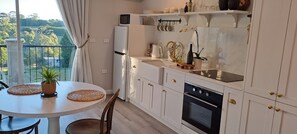 Køleskab, mikrobølgeovn, ovn, kogeplade