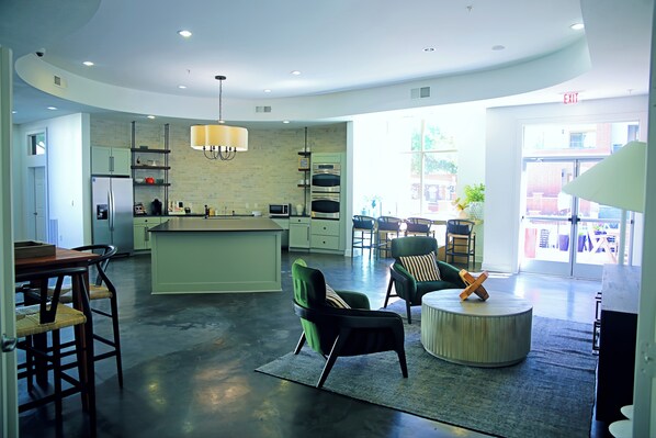 Interior - Fun Roomy King bed + loft, Pool, DFW perfect location! (Farmers Branch)