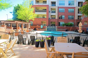Outdoor dining - Fun Roomy King bed + loft, Pool, DFW perfect location! (Farmers Branch)
