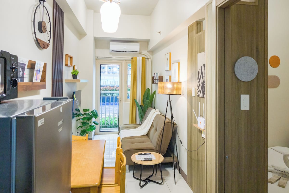 Comfort Condo, Refrigerator & Microwave | Living area