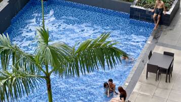 4 kolam renang outdoor