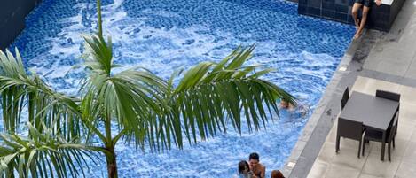 4 من حمّامات السباحة الخارجية