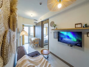 Apartamento Grand, varias camas, acceso a la piscina | Televisión