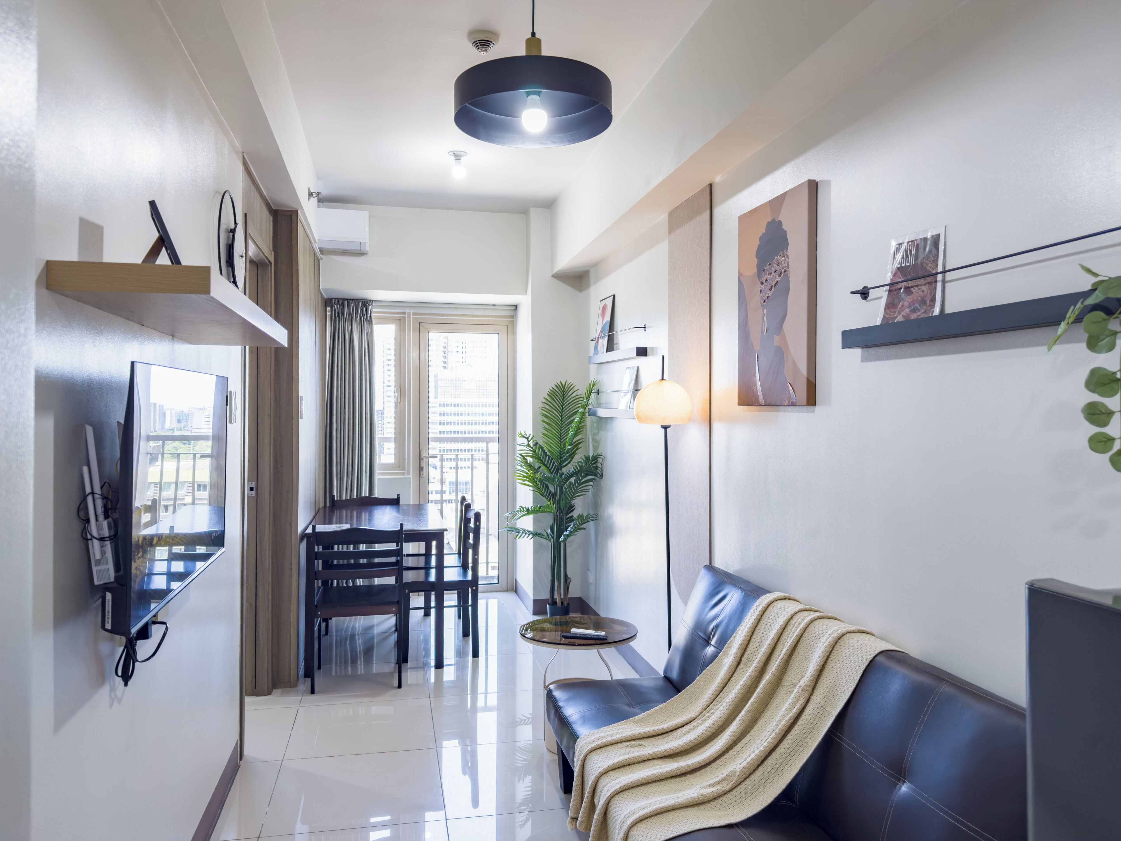 Condo clásico, baño privado, vista a la ciudad | Área de sala de estar | Televisión de pantalla plana de 43 pulgadas con canales digitales 