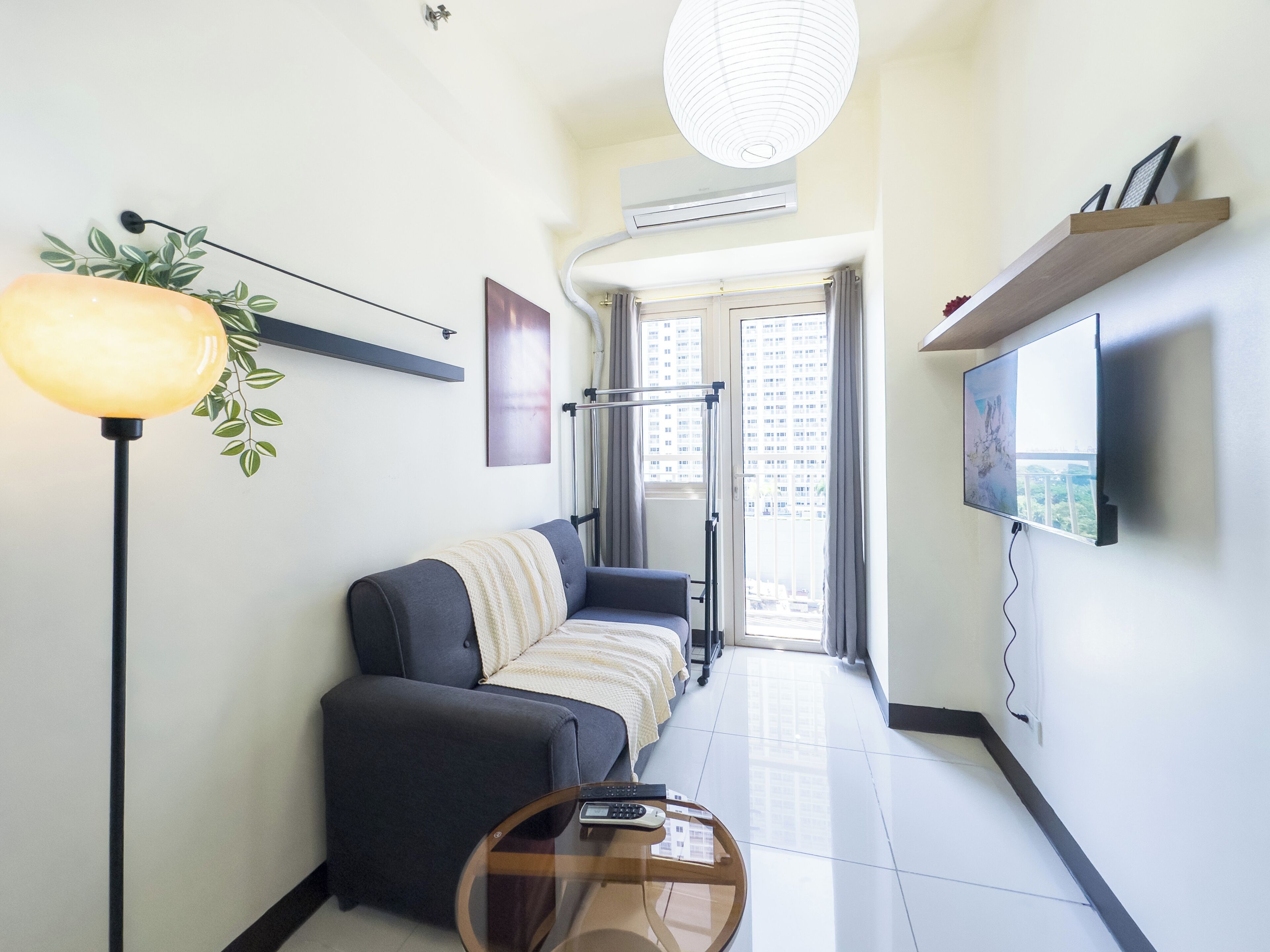 Condo estándar, microondas, vista a la bahía | Área de sala de estar | Televisión de pantalla plana de 43 pulgadas con canales digitales 