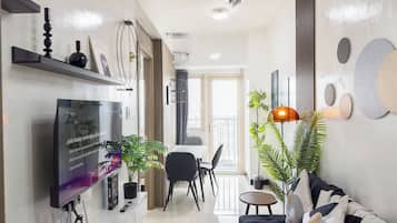 Superior Condo, Multiple Beds, Bay View | Living area