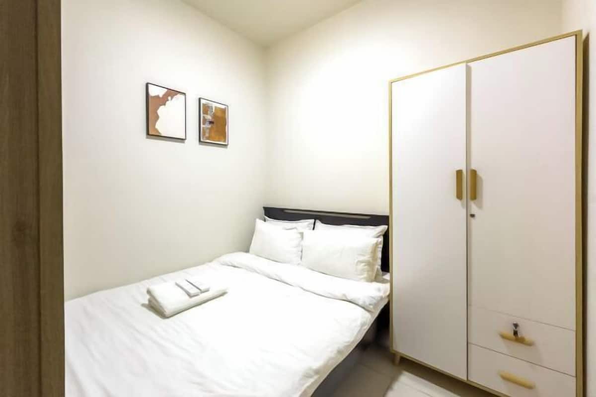 1 chambre, décoration personnalisée, ameublement personnalisé, bureau