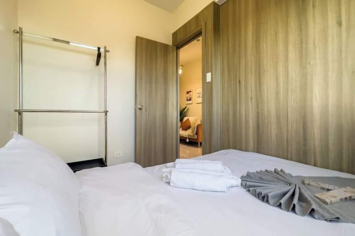 1 chambre, décoration personnalisée, ameublement personnalisé, bureau