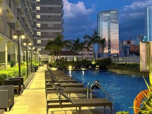 4 outdoor pools - GemstoneBR in SMDC Coast Residences (Pasay)
