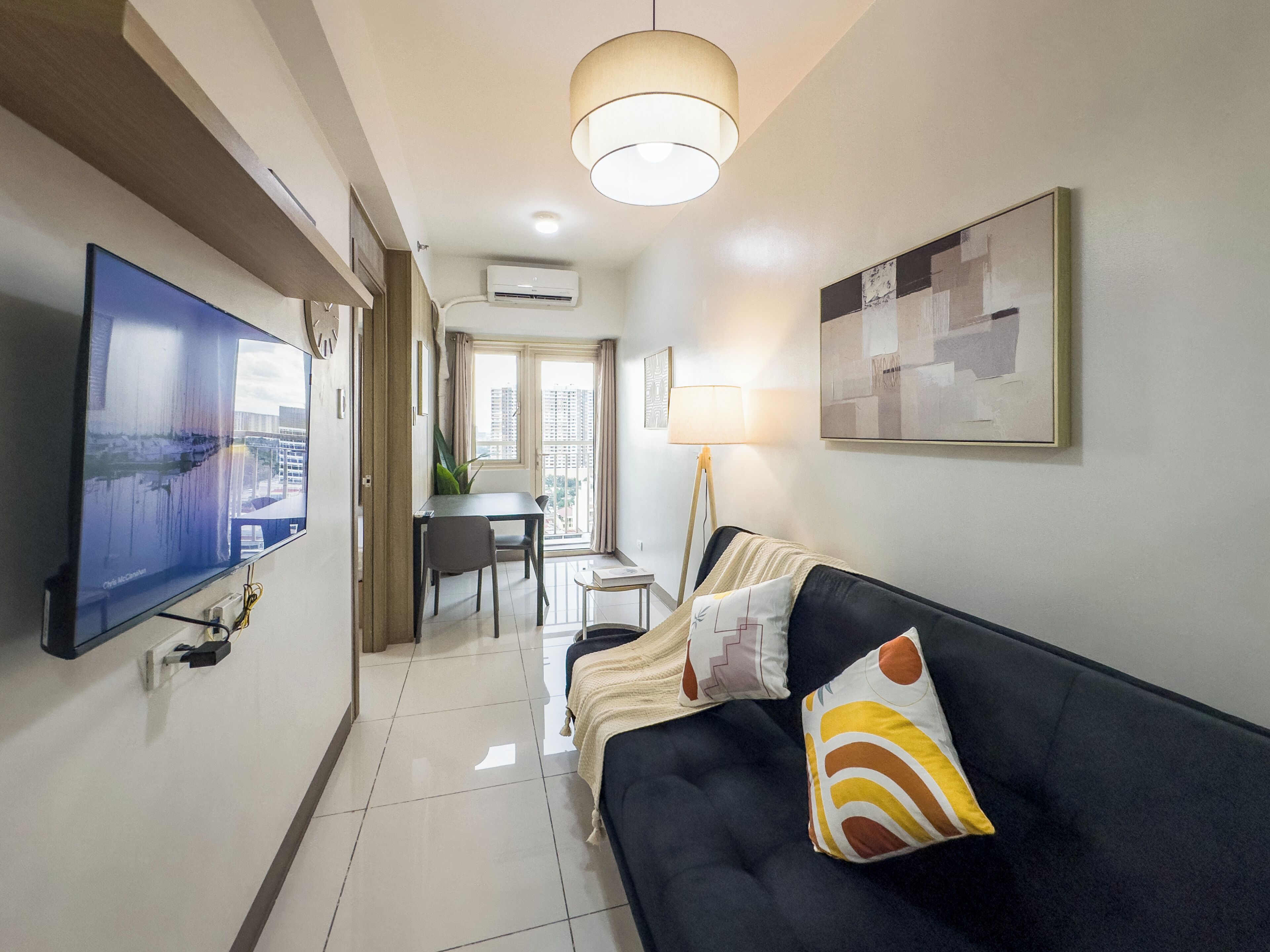 Condo có thiết kế đặc sắc, bếp nhỏ, quang cảnh thành phố | Khu phòng khách | TV màn hình phẳng 43-inch có truyền hình kỹ thuật số 