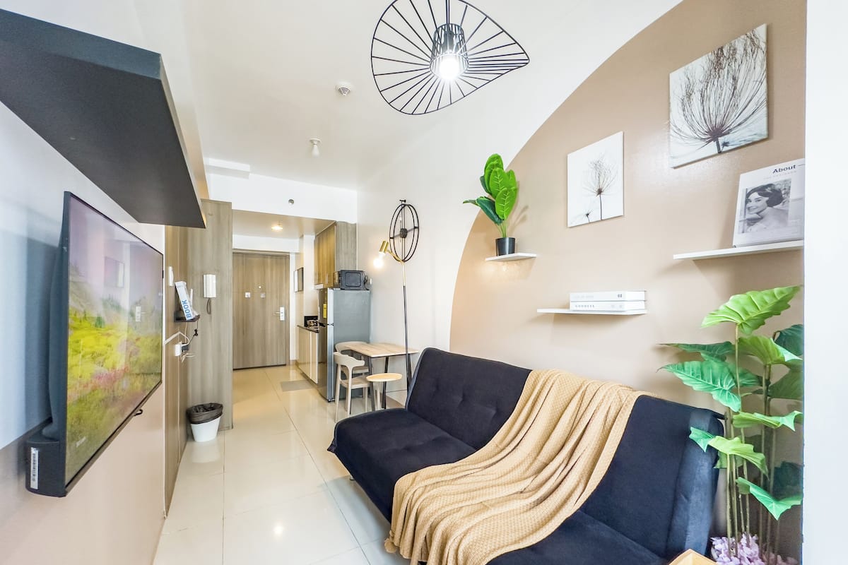 Comfort Condo, Ensuite, Bay View | Living area | 43-inch flat-screen TV with digital channels