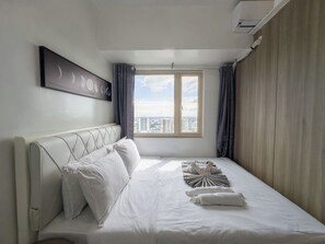 1 habitación, decoración personalizada, muebles diferentes y escritorio 