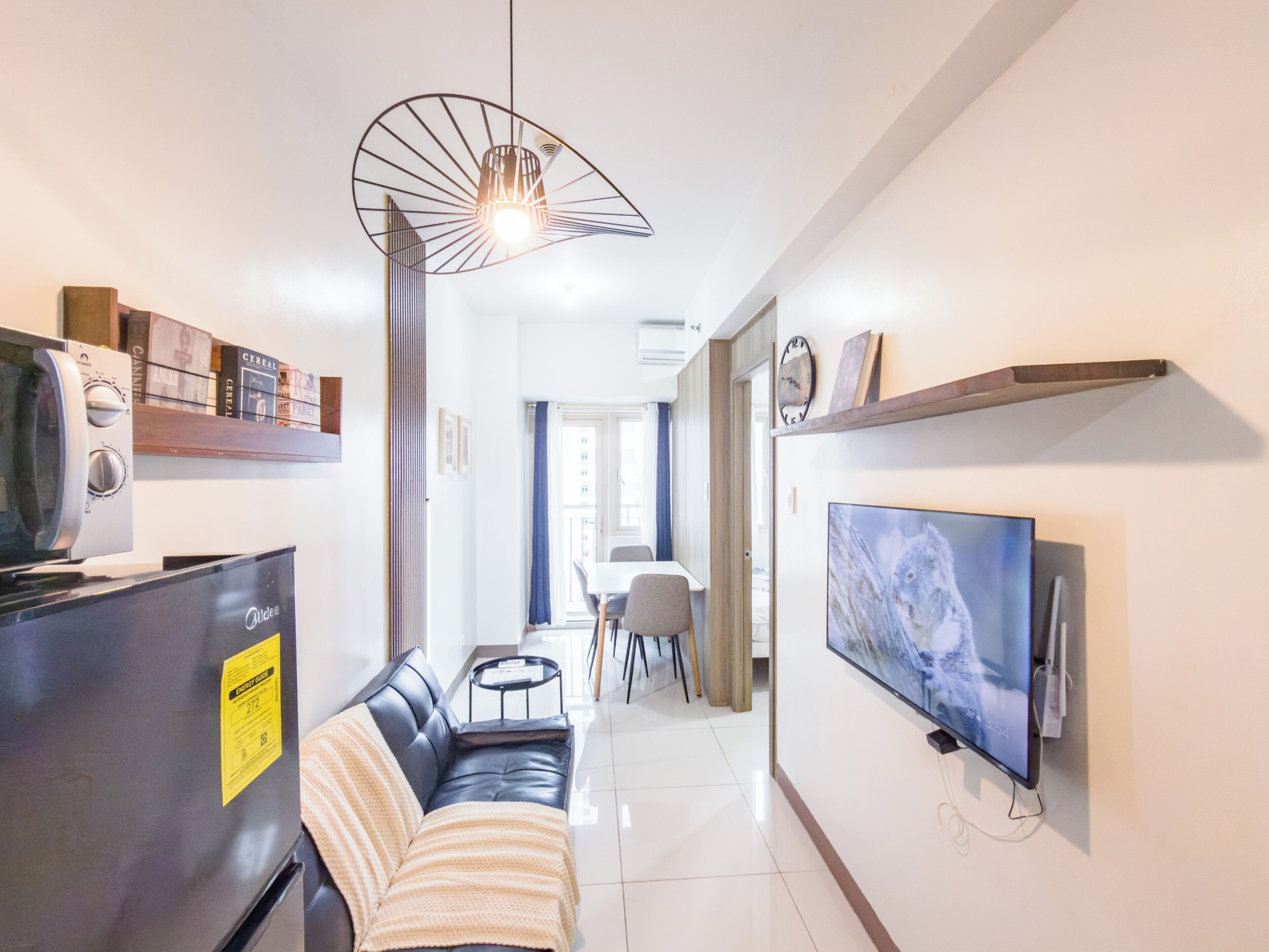 Leilighet – premier, balkong, delvis sjøutsikt | Oppholdsområde | En 43-tommers Flatskjerm-TV med digitale kanaler