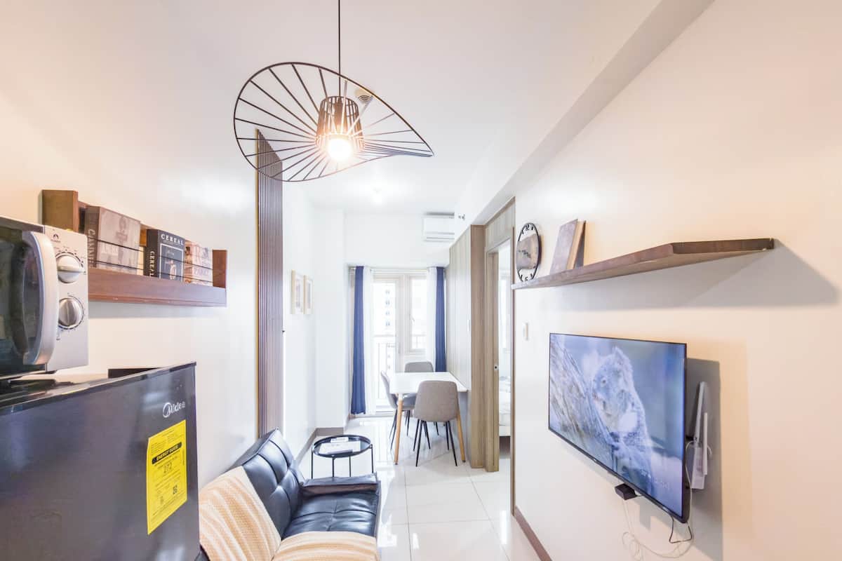 Condo premier, sacada, vista parcial para o mar | Área de estar | TV de tela plana 43 polegadas com canais digitais