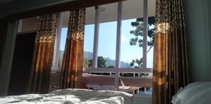 Dobbeltrom – deluxe | Skrivebord for bærbar PC, wi-fi (inkludert) og sengetøy