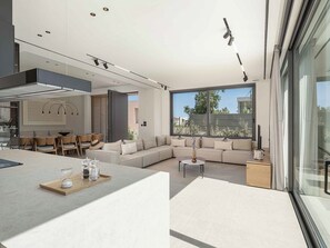 TV connectée, jeux vidéo, livres, espaces bureaux