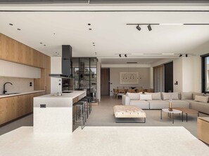 TV connectée, jeux vidéo, livres, espaces bureaux