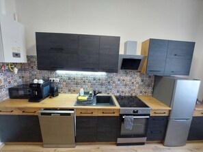 Kühlschrank, Mikrowelle, Ofen, Herdplatte