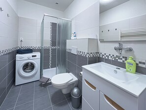 Dusj, hårføner, håndklær og såpe