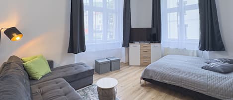 2 slaapkamers, een bureau, een strijkplank/strijkijzer, reisbedje