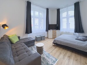 2 habitaciones, escritorio y tabla de planchar con plancha 