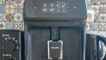 Una cafetera con pantalla digital y depósito de agua.